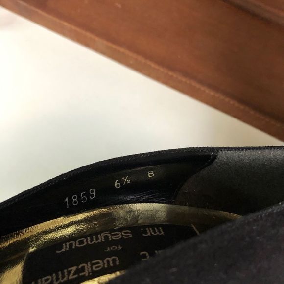 Stuart Weitzman Vintage Black Bow Heel Gold Pumps - Picture 12 of 15